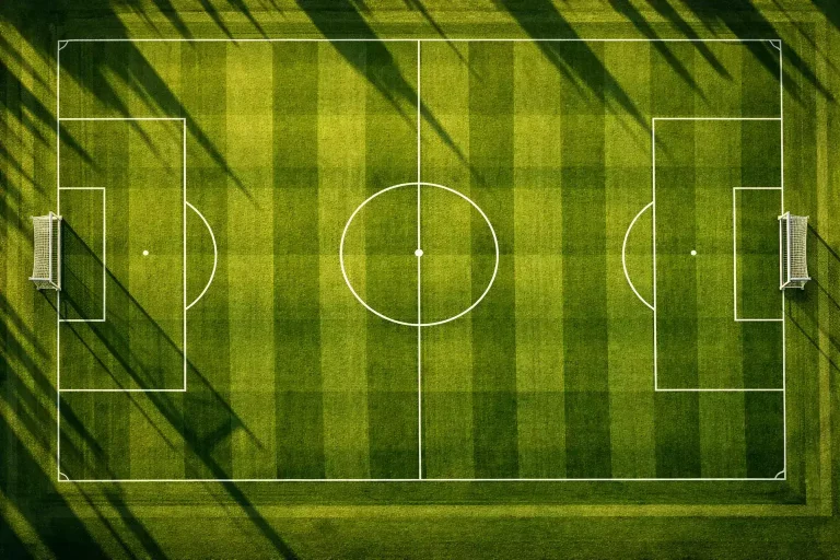 Campo da calcio visto dall'alto con linee e pattern geometrici